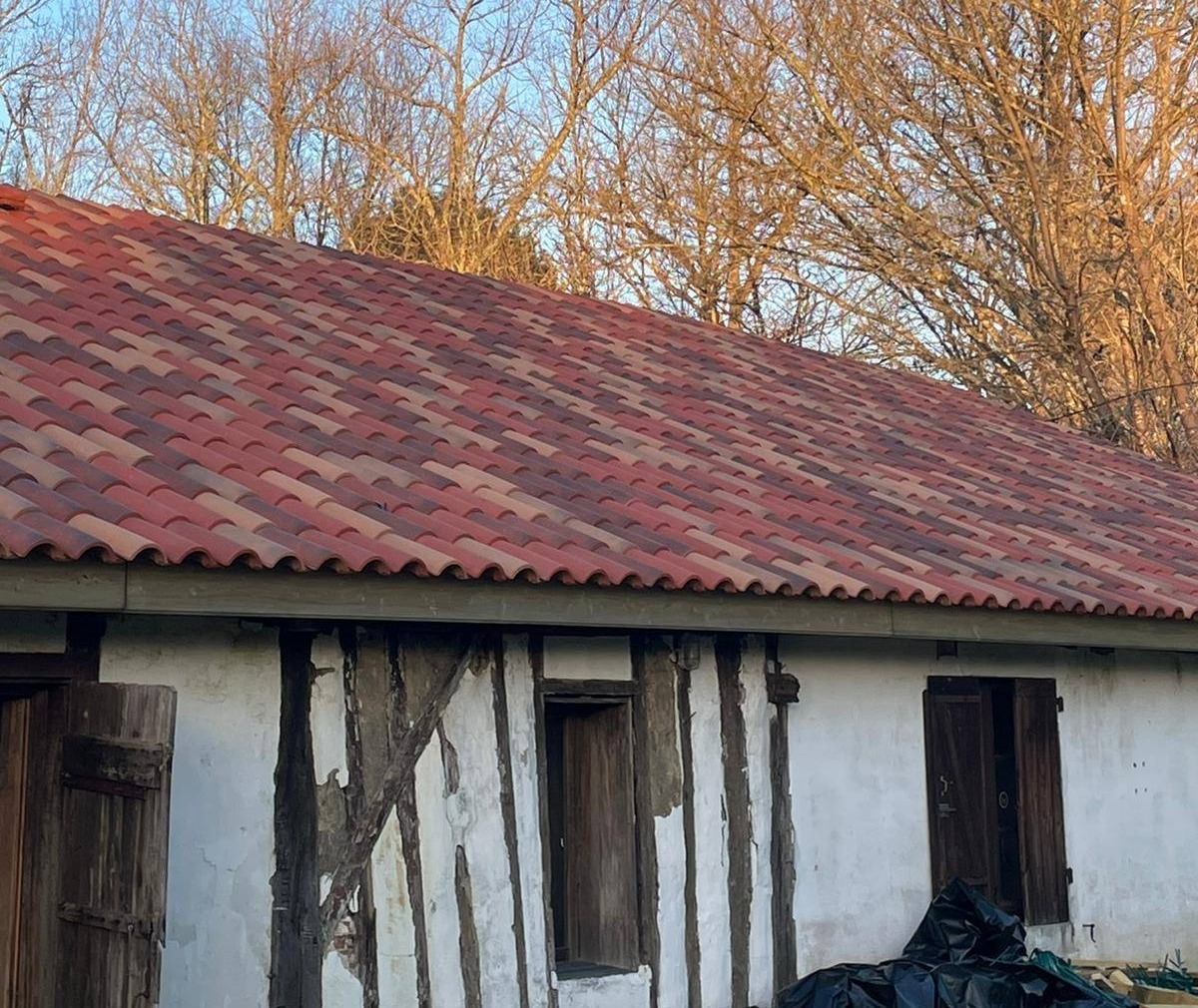Rénovation charpente traditionnelle avec arrêtier, à Luxey, dans le nord des Landes proche de Langon, au sud de Bordeaux.
