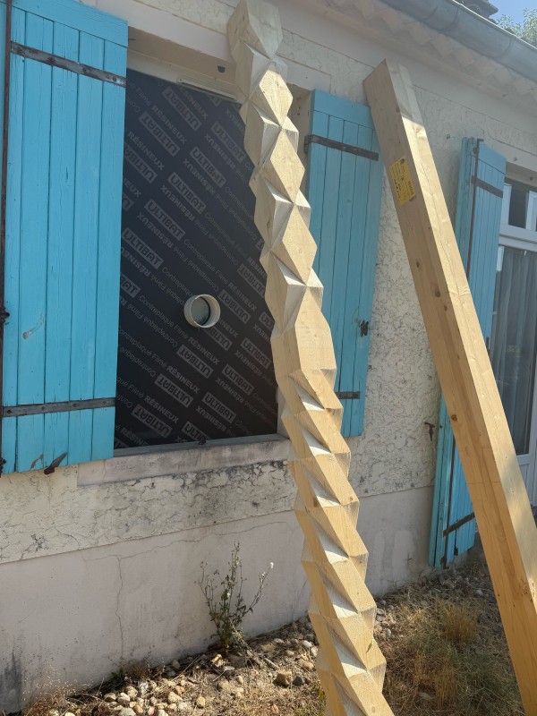 création de poteaux bois pour la fabrication d une cuisine d été 