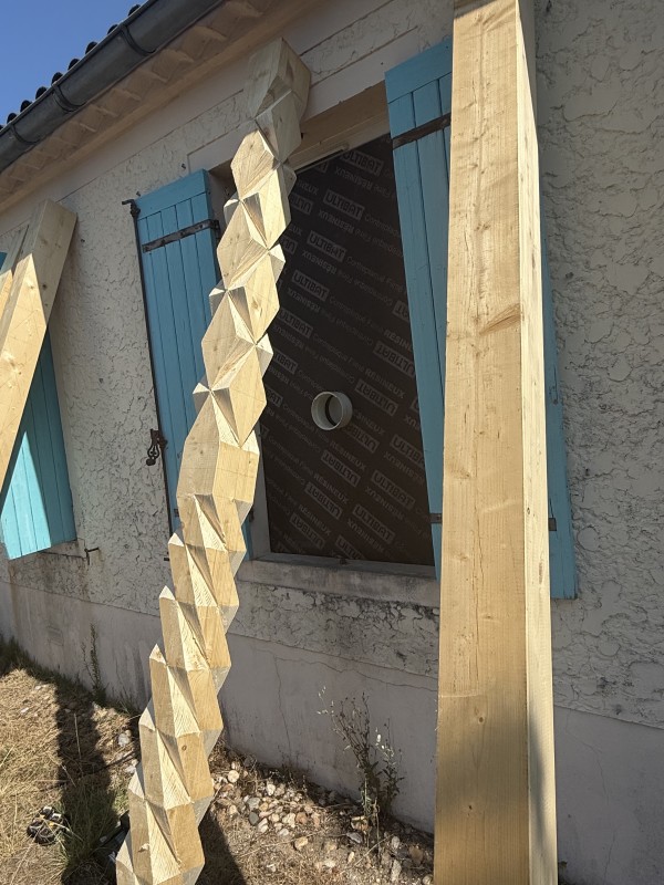 création de poteaux bois pour la fabrication d une cuisine d été 