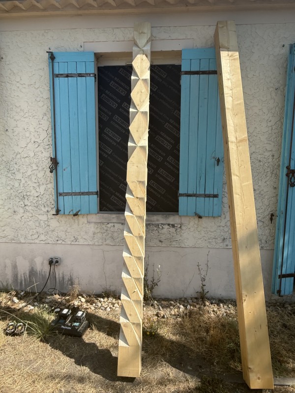 création de poteaux bois pour la fabrication d une cuisine d été 