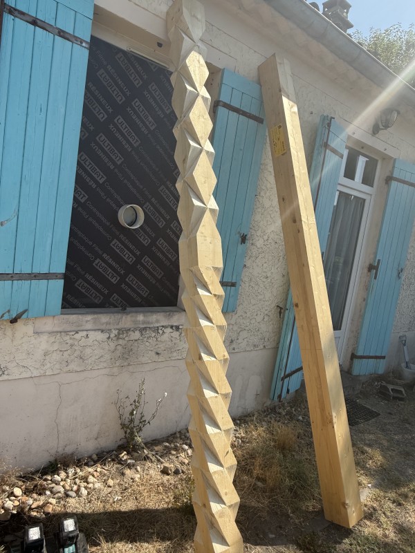 création de poteaux bois pour la fabrication d une cuisine d été 