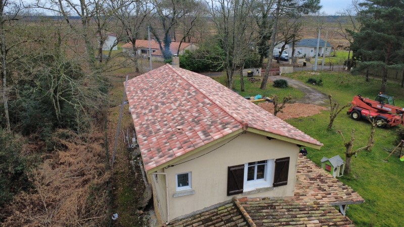 rénovation d une toiture début et fin vue par drone 